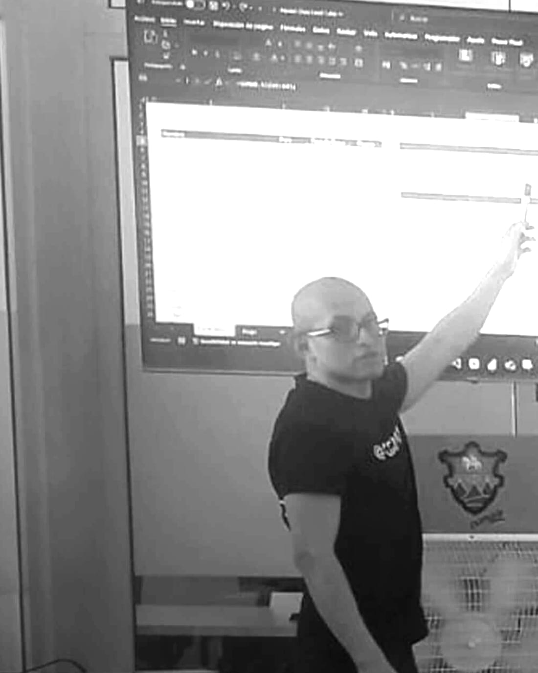 Instructor de CCDatos explicando un modelo de datos en pantalla