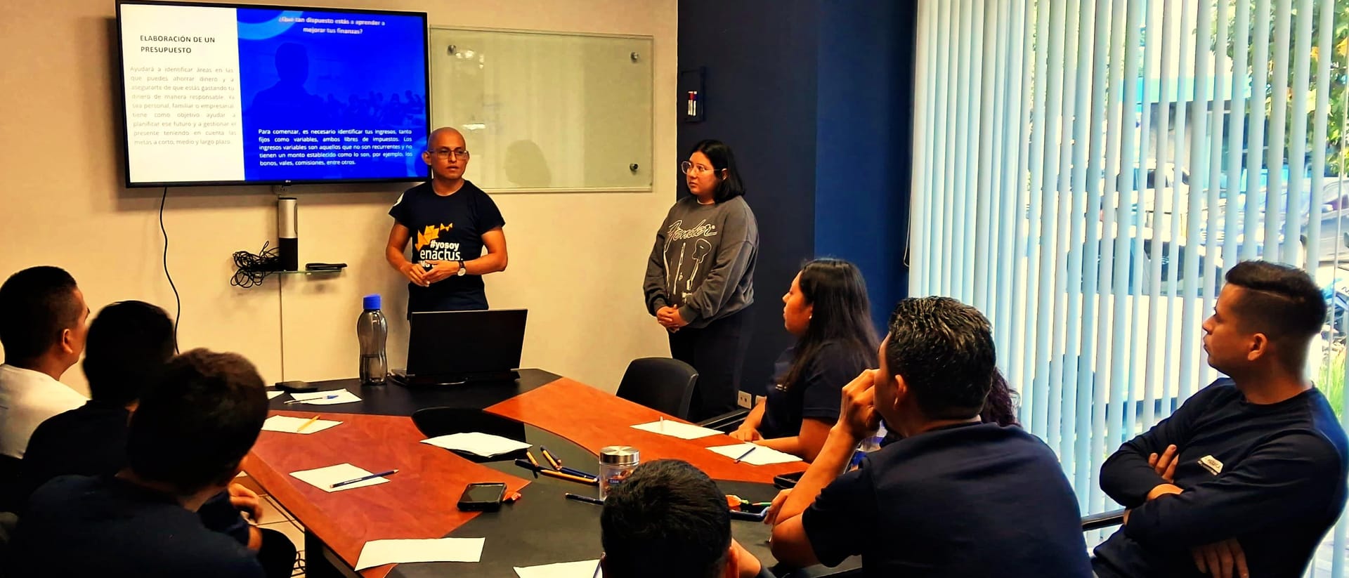 Sesion de trabajo de CCDatos con el equipo de una empresa